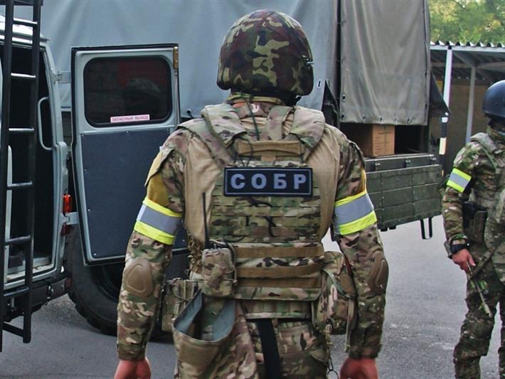 При содействии СОБР Росгвардии в Хакасии изъята крупная партия нелицензированного спирта