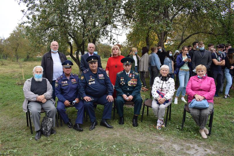 Военнослужащие Росгвардии приняли участие в открытии Аллеи памяти в Красноярске