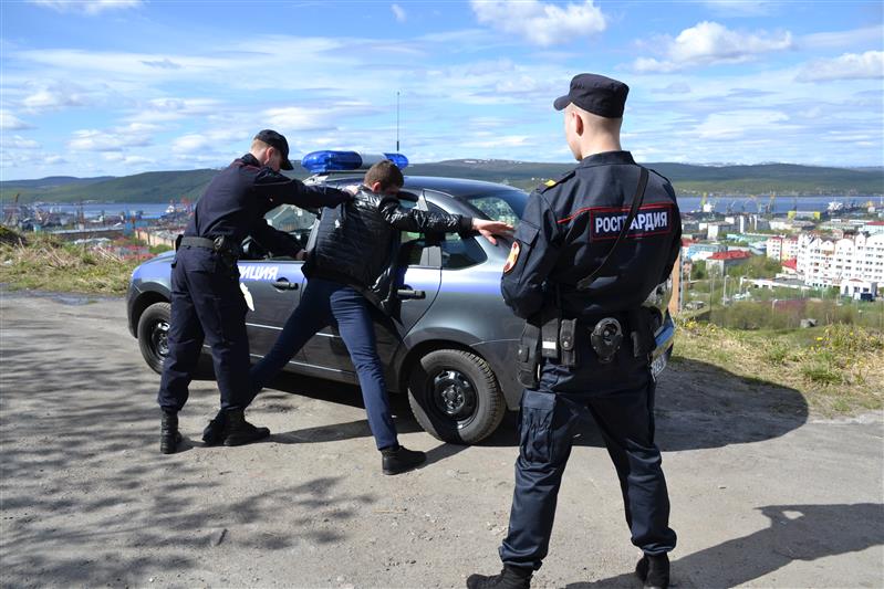 В Североморске росгвардейцы задержали подозреваемого в совершении особо тяжкого преступления