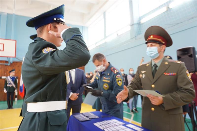 Представители Росгвардии поздравили с посвящением в кадеты воспитанников ведомственного учебного заведения в Екатеринбурге