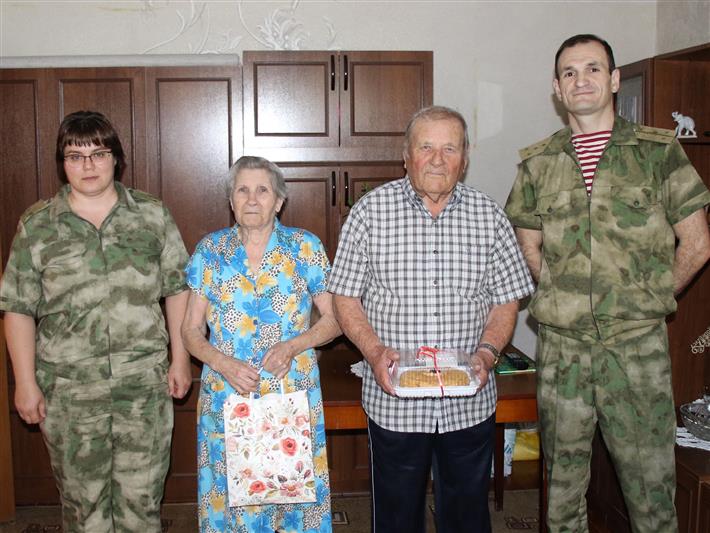 В Ставрополе росгвардейцы поздравили детей войны с Международным днем мира