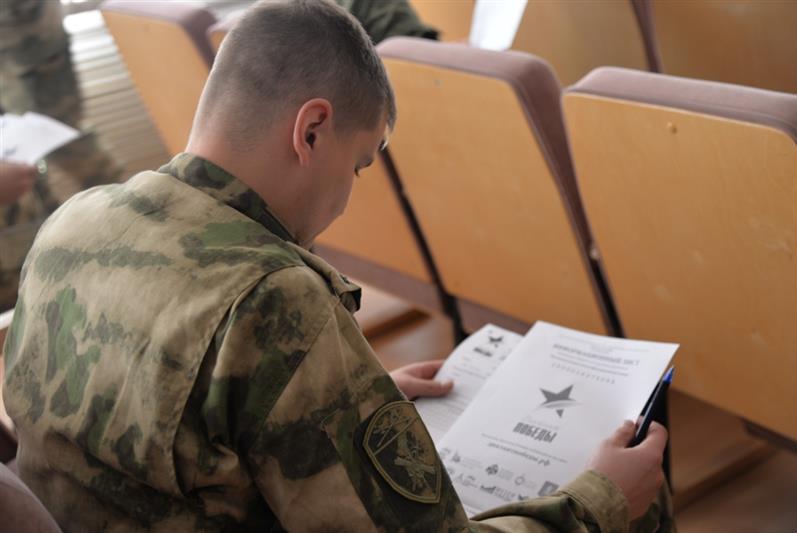 Военнослужащие и сотрудники Уральского округа Росгвардии написали Диктант Победы