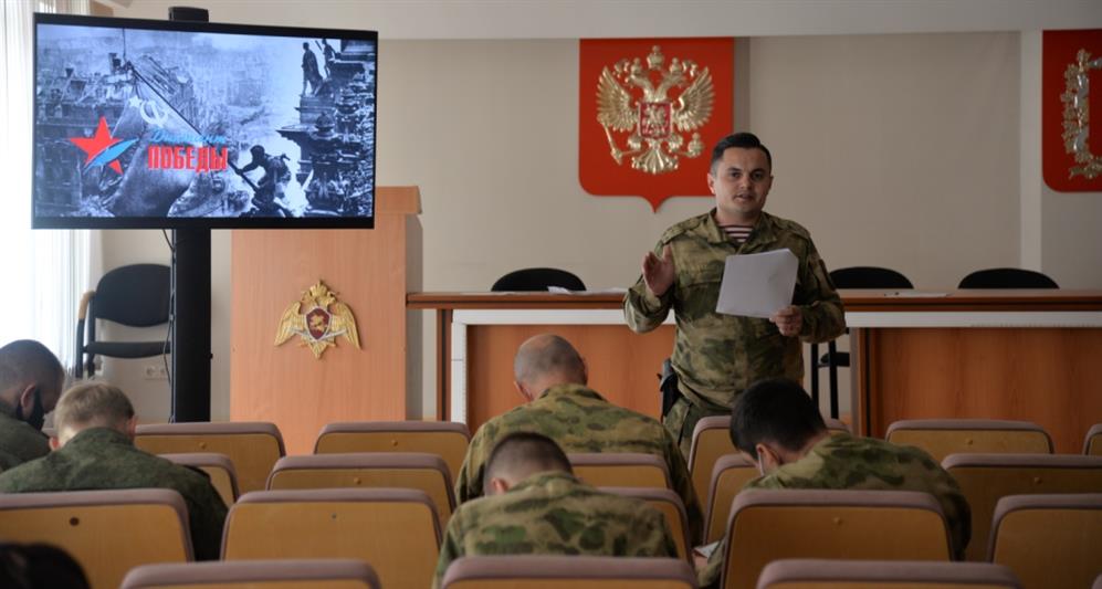 Военнослужащие и сотрудники Уральского округа Росгвардии написали Диктант Победы