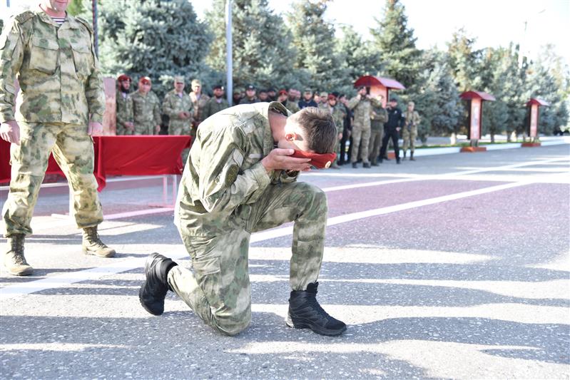 В Грозном обладателями краповых беретов стали 12 спецназовцев(видео)