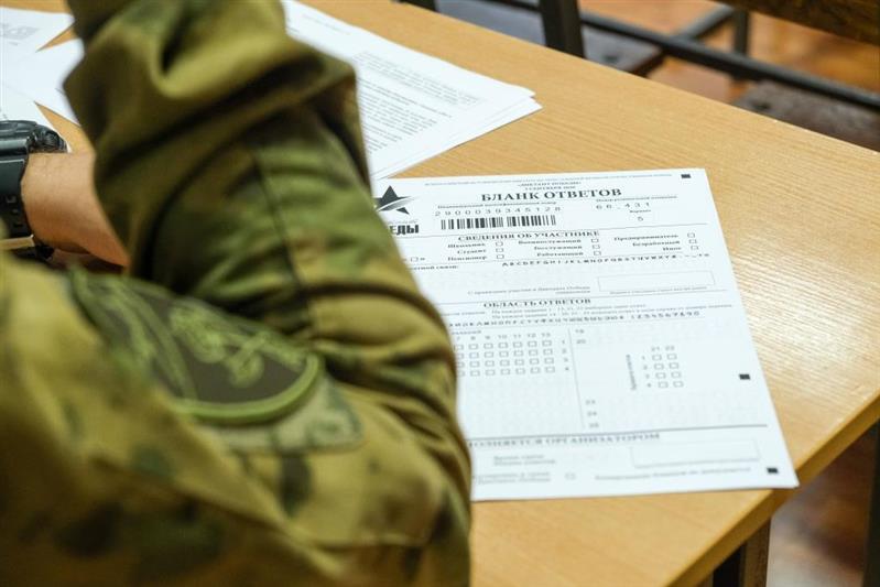 Военнослужащие и сотрудники Уральского округа Росгвардии написали Диктант Победы