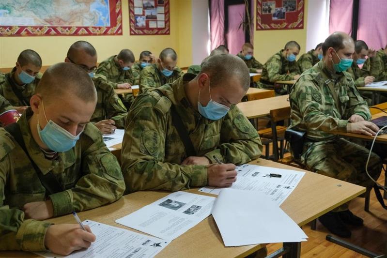 Военнослужащие и сотрудники Уральского округа Росгвардии написали Диктант Победы