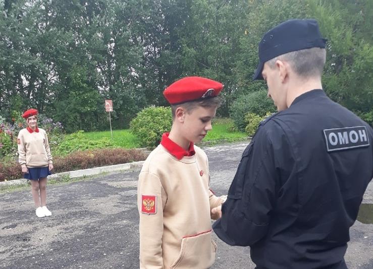 Сотрудники вологодского ОМОН поздравили со вступлением в юнармейцы учеников школы имени погибшего бойца отряда