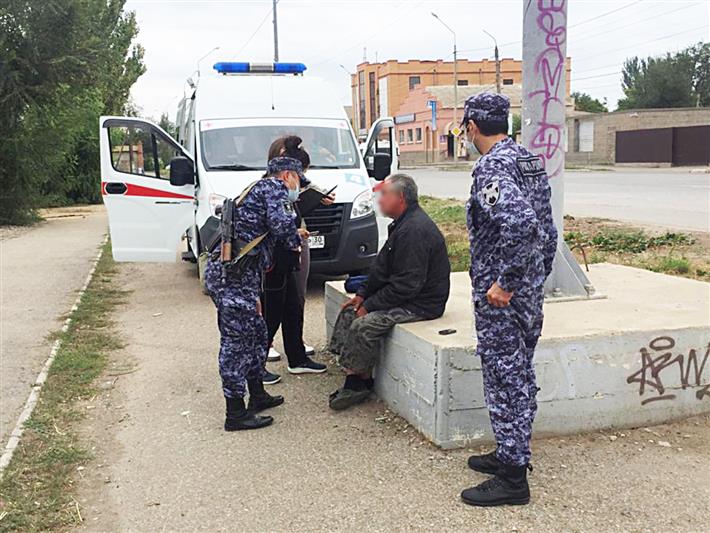 В Астрахани сотрудники Росгвардии помогли пенсионеру, который потерял сознание на проезжей части