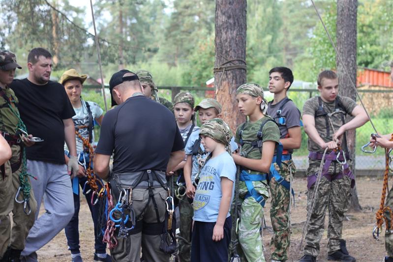 Сотрудник карельского СОБР провел занятие для воспитанников военно-патриотических объединений