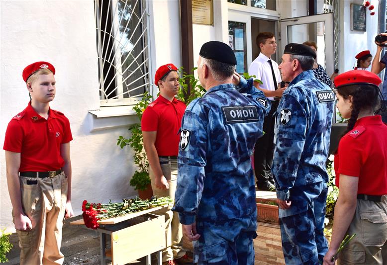 Сотрудники майкопского ОМОН почтили память Героя России Артёма Гармаша