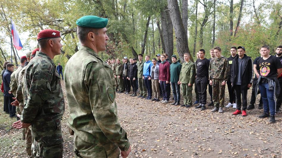 Красноярские сотрудники СОБР и военнослужащие взвода спецподразделения «Росомаха» Росгвардии провели сбор с допризывной молодежью
