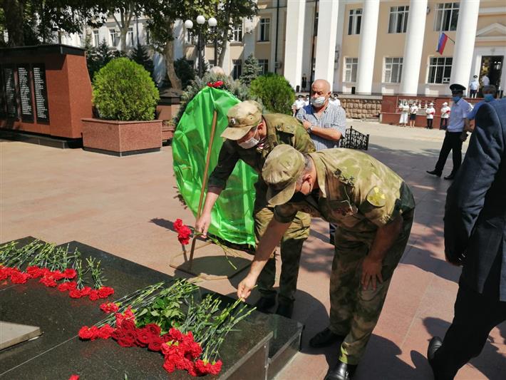 В Дагестане росгвардейцы почтили память сотрудников, погибших при исполнении служебных обязанностей