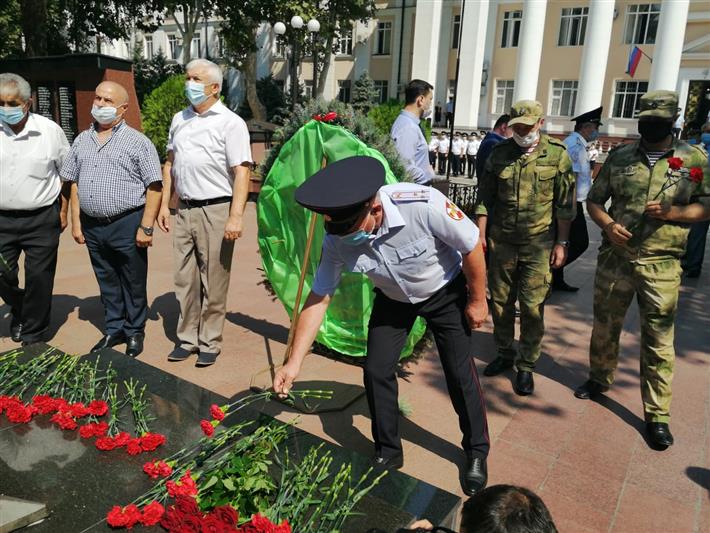 В Дагестане росгвардейцы почтили память сотрудников, погибших при исполнении служебных обязанностей