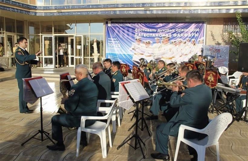 Военный оркестр Росгвардии принимает участие в фестивале духовых оркестров «Дагестанские фанфары»