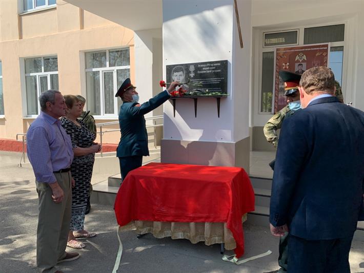 В Кизляре увековечили память кавалера ордена Мужества Сергея Кушнаренко
