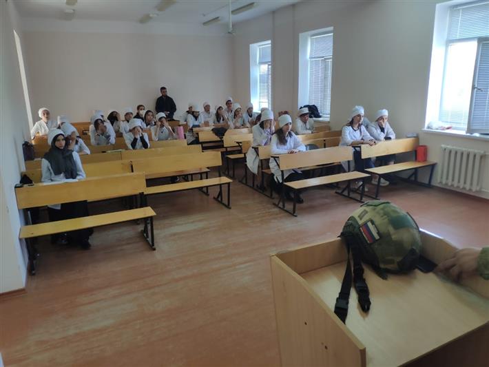 В Дагестане росгвардейцы встретились со студентами подшефного колледжа