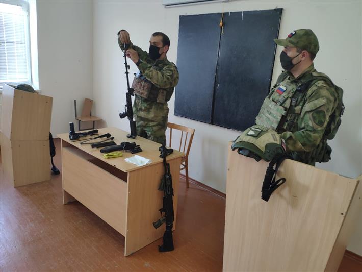 В Дагестане росгвардейцы встретились со студентами подшефного колледжа