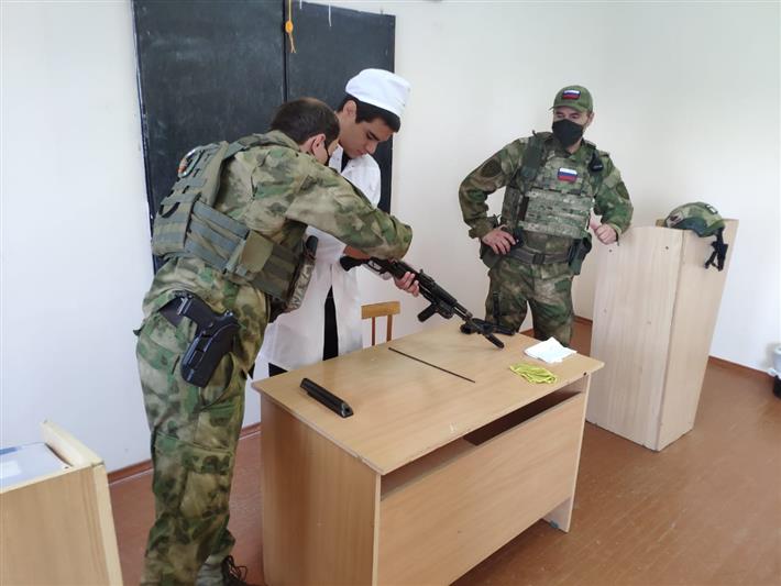 В Дагестане росгвардейцы встретились со студентами подшефного колледжа