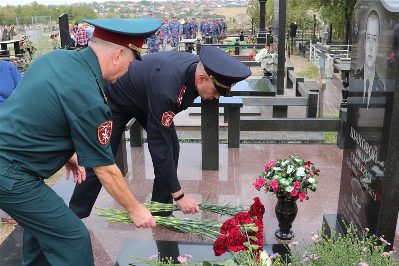 Память погибшего сотрудника вневедомственной охраны почтили в Ростовской области