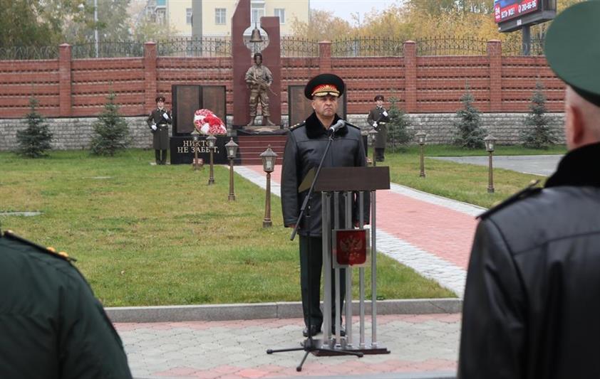 В Екатеринбурге командующий Уральским округом Росгвардии возложил цветы к памятнику погибшим военнослужащим и сотрудникам 