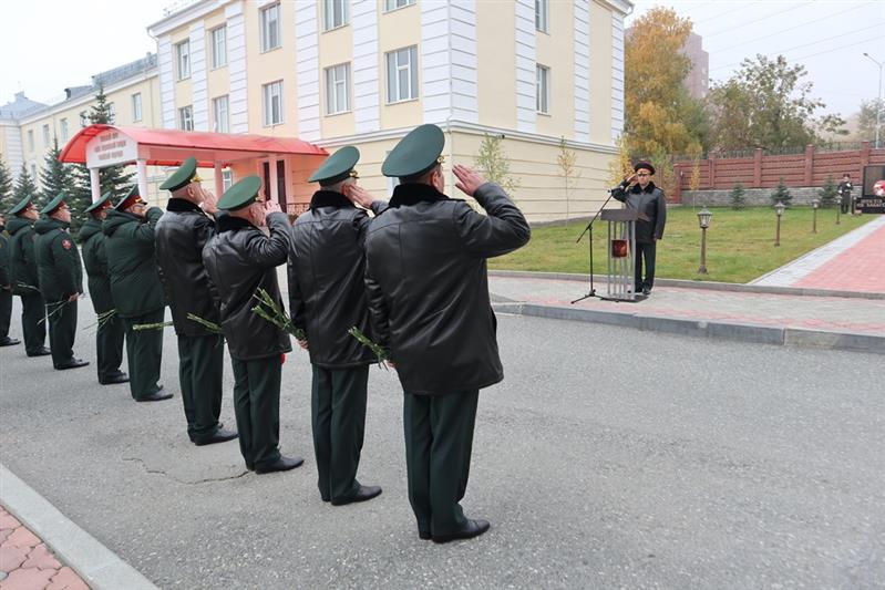 В Екатеринбурге командующий Уральским округом Росгвардии возложил цветы к памятнику погибшим военнослужащим и сотрудникам 