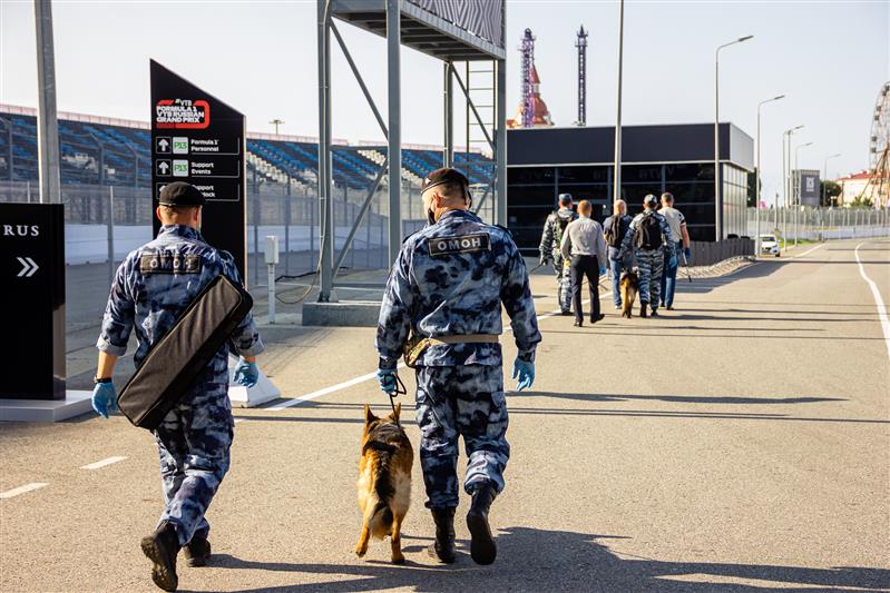 В Сочи росгвардейцы обеспечили правопорядок в период проведения Гран-при «Формулы-1» (видео)