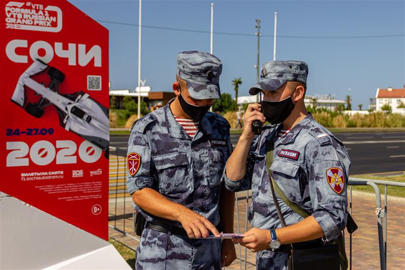 В Сочи росгвардейцы обеспечили правопорядок в период проведения Гран-при «Формулы-1» (видео)