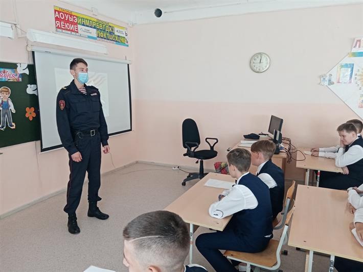 В Уральском округе сотрудники Росгвардии поздравили школьников с Днем знаний и обеспечили безопасность праздничных мероприятий