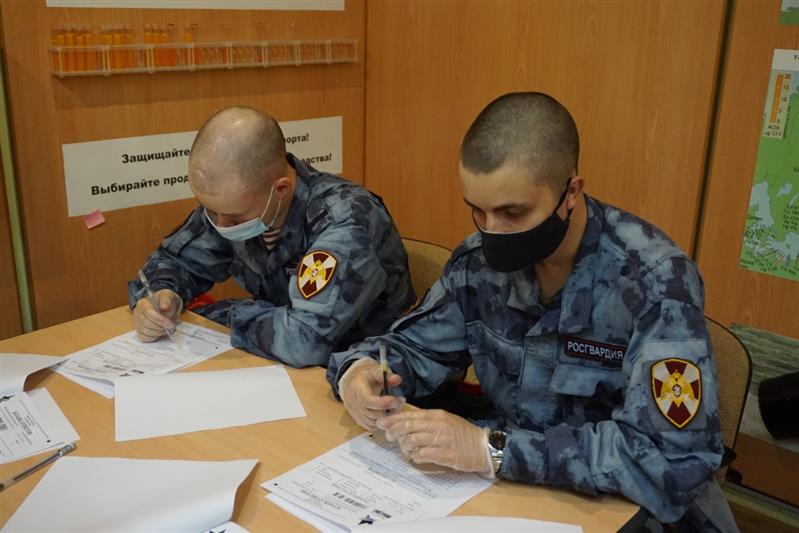 Росгвардейцы Северо-Западного округа написали «Диктант Победы»