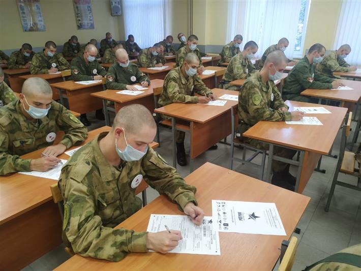 Военнослужащие дивизии имени Дзержинского войск национальной гвардии написали диктант Победы