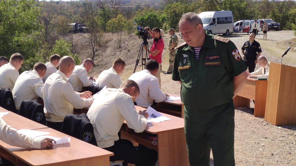 Военнослужащие Росгвардии написали Диктант Победы на площадке у Крымского моста (видео)