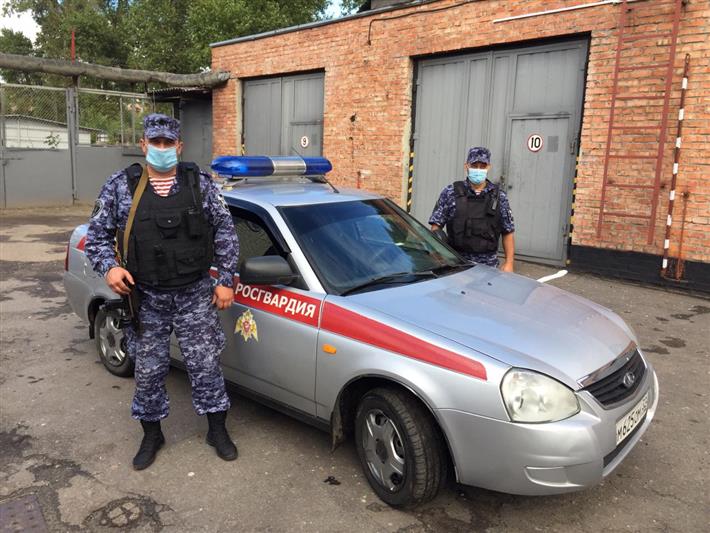 В Брянске сотрудники Росгвардии помогли малышу, оставшемуся без присмотра взрослых