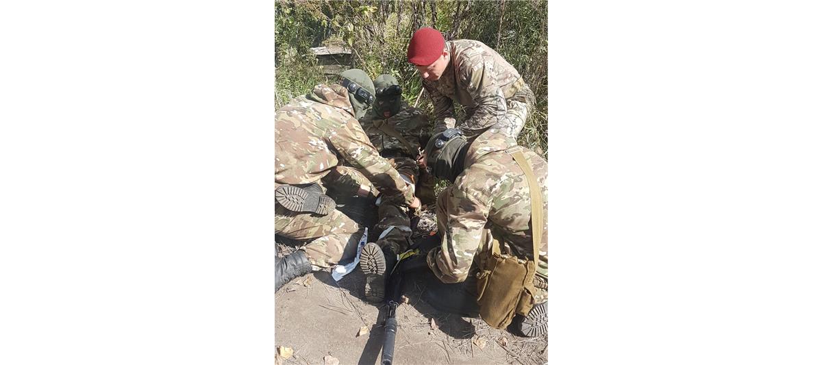 Красноярские сотрудники СОБР и военнослужащие взвода спецподразделения «Росомаха» Росгвардии провели сбор с допризывной молодежью