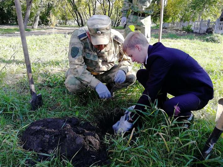 В Сибири росгвардейцы участвуют в акции «Лес Победы» 