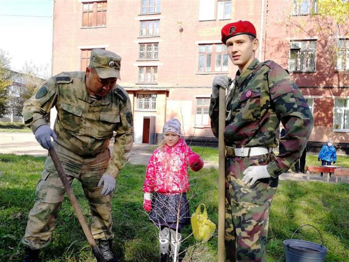 В Сибири росгвардейцы участвуют в акции «Лес Победы» 
