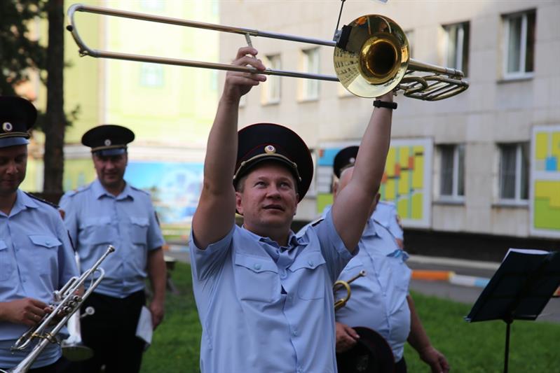 В День знаний оркестр Росгвардии выступил под окнами детской больницы в Челябинске