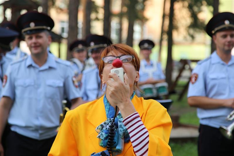 В День знаний оркестр Росгвардии выступил под окнами детской больницы в Челябинске