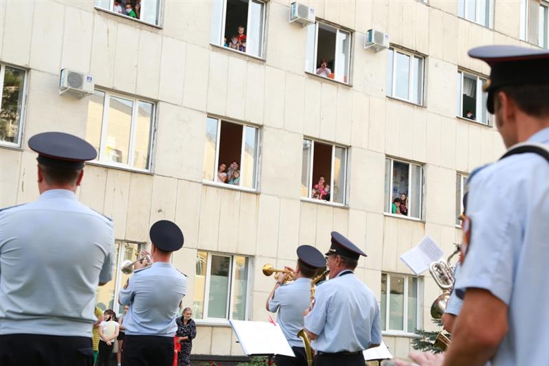 В День знаний оркестр Росгвардии выступил под окнами детской больницы в Челябинске