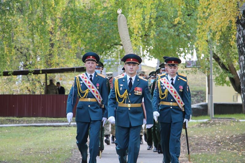 Командующий Уральским округом Росгвардии вручил озерскому соединению Боевое знамя нового образца