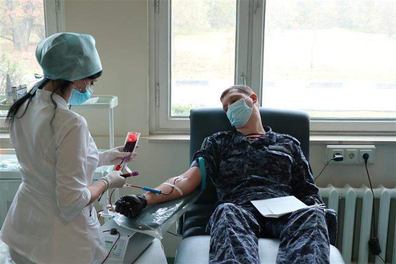 Около 400 сотрудников столичных подразделений Росгвардии поучаствовали в донорской акции ко Всемирному дню сердца (видео)