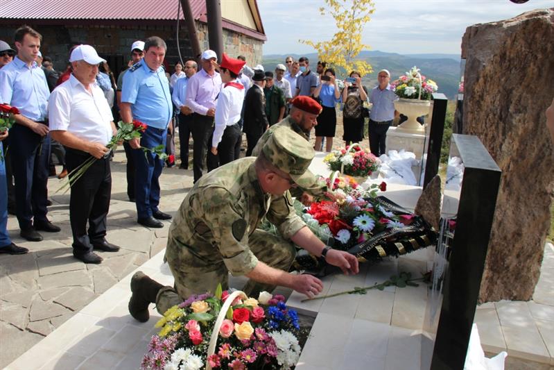 В Дагестане открыли мемориальную плиту погибшим воинам правопорядка