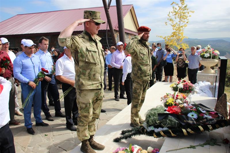В Дагестане открыли мемориальную плиту погибшим воинам правопорядка
