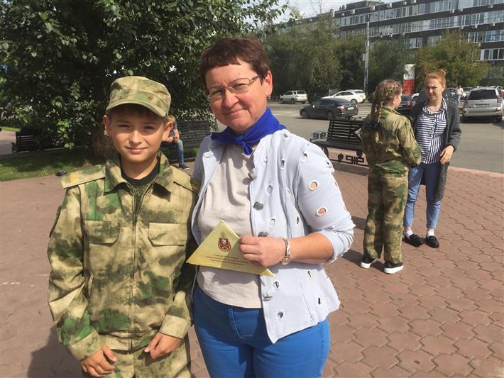 В Иркутске росгвардейцы и ученики ведомственного класса приняли участие в патриотической акции «Синий платочек»