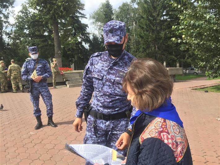 В Иркутске росгвардейцы и ученики ведомственного класса приняли участие в патриотической акции «Синий платочек»