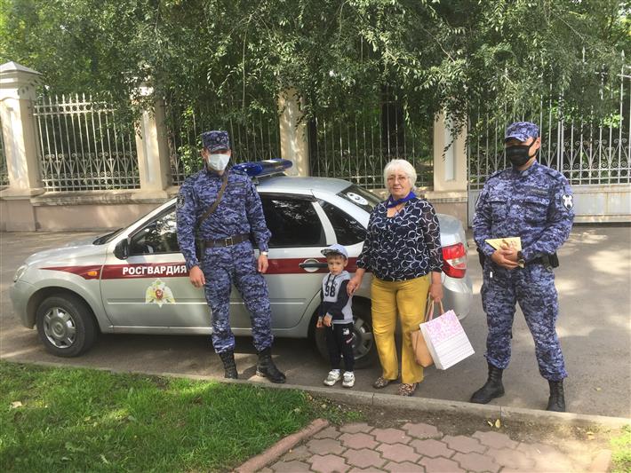 В Иркутске росгвардейцы и ученики ведомственного класса приняли участие в патриотической акции «Синий платочек»