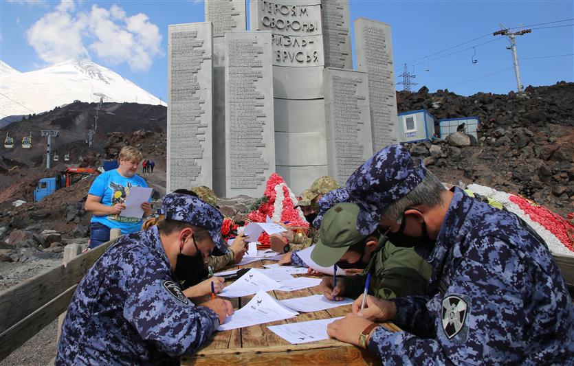 Росгвардейцы написали Диктант Победы на высочайшей площадке проведения акции