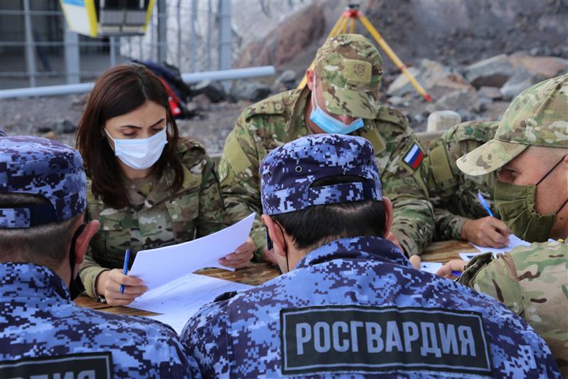 Росгвардейцы написали Диктант Победы на высочайшей площадке проведения акции