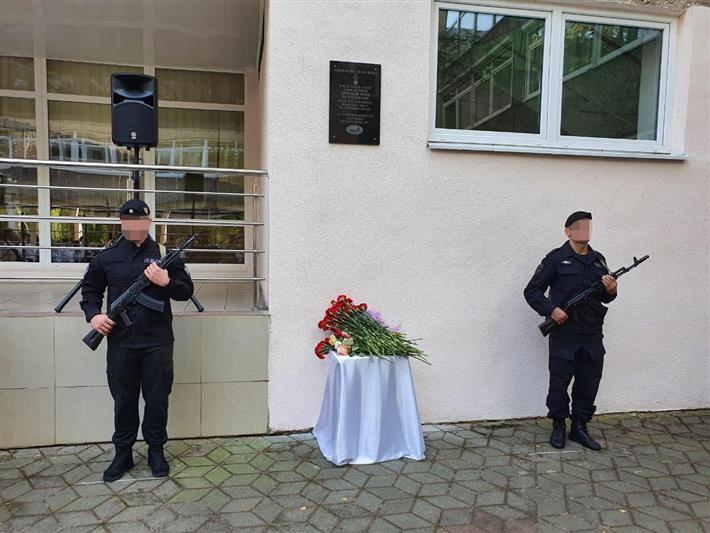 В Калининграде открыли мемориальную доску памяти погибшего офицера ОМОН
