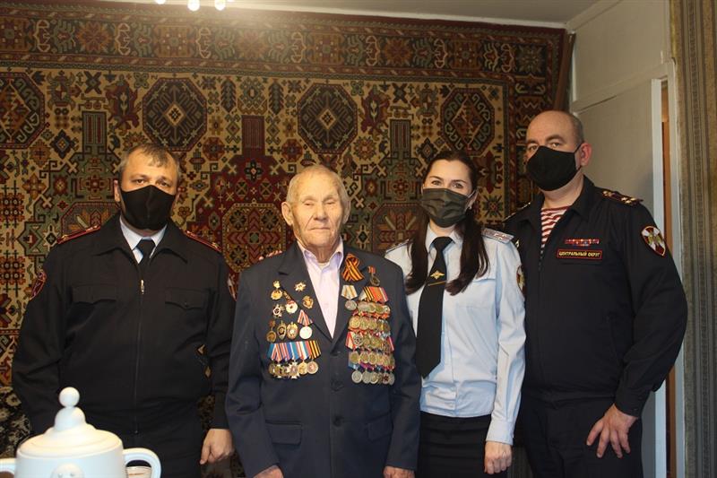 В Москве росгвардейцы поздравили ветерана Великой Отечественной войны с Днём образования специальных моторизованных воинских частей