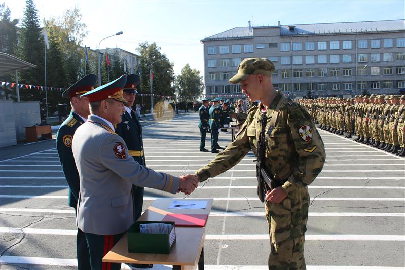 Курсанты первого курса Новосибирского военного института имени генерала армии И. К. Яковлева войск национальной гвардии Российской Федерации торжественно присягнули на верность своему Отечеству